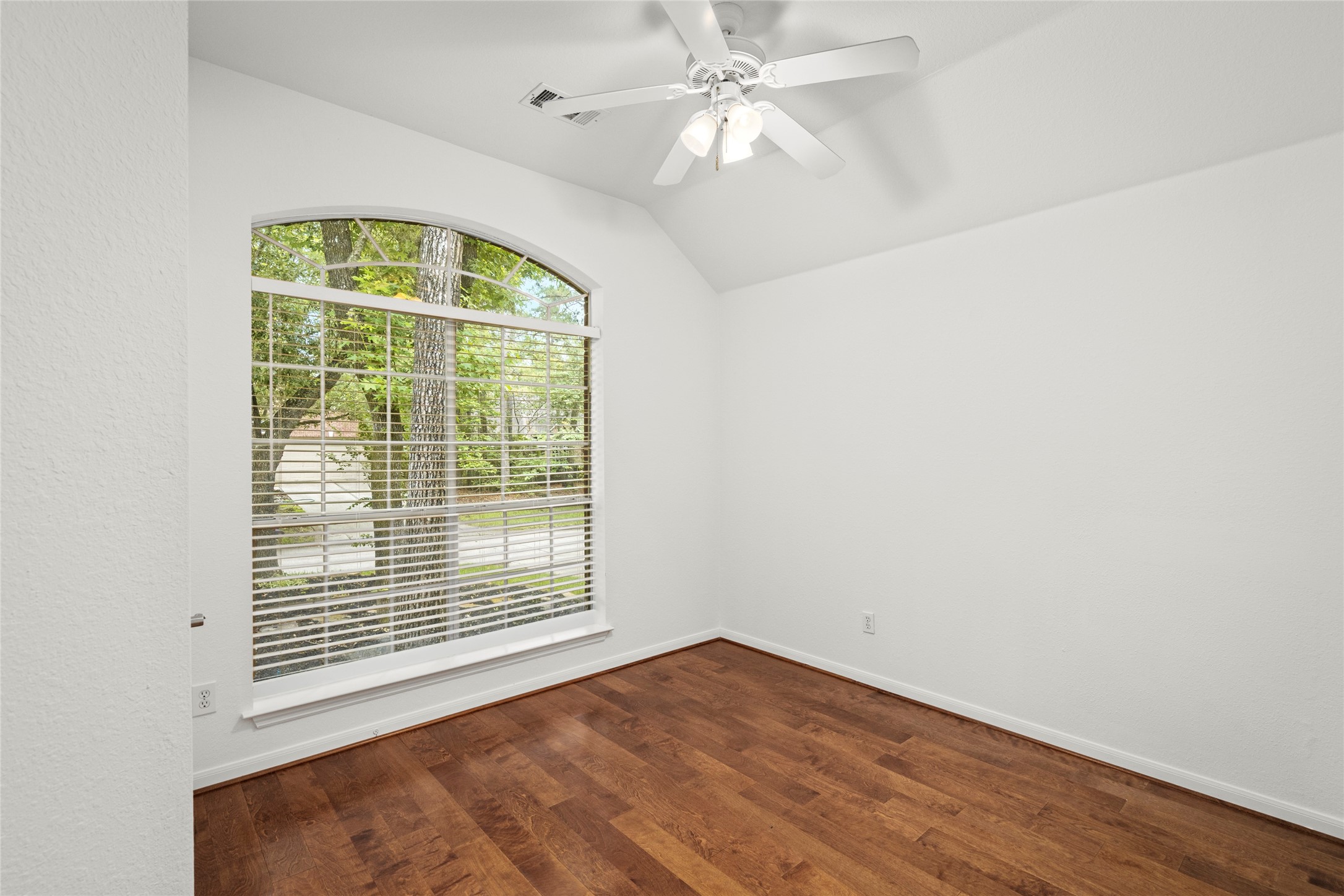 142 South Veranda Ridge Drive Spring, TX 77382 - Photo 20 of 31 Secondary Bedroom #1 faces the front yard and is highlighted by a vaulted ceiling and engineered hardwood floors.