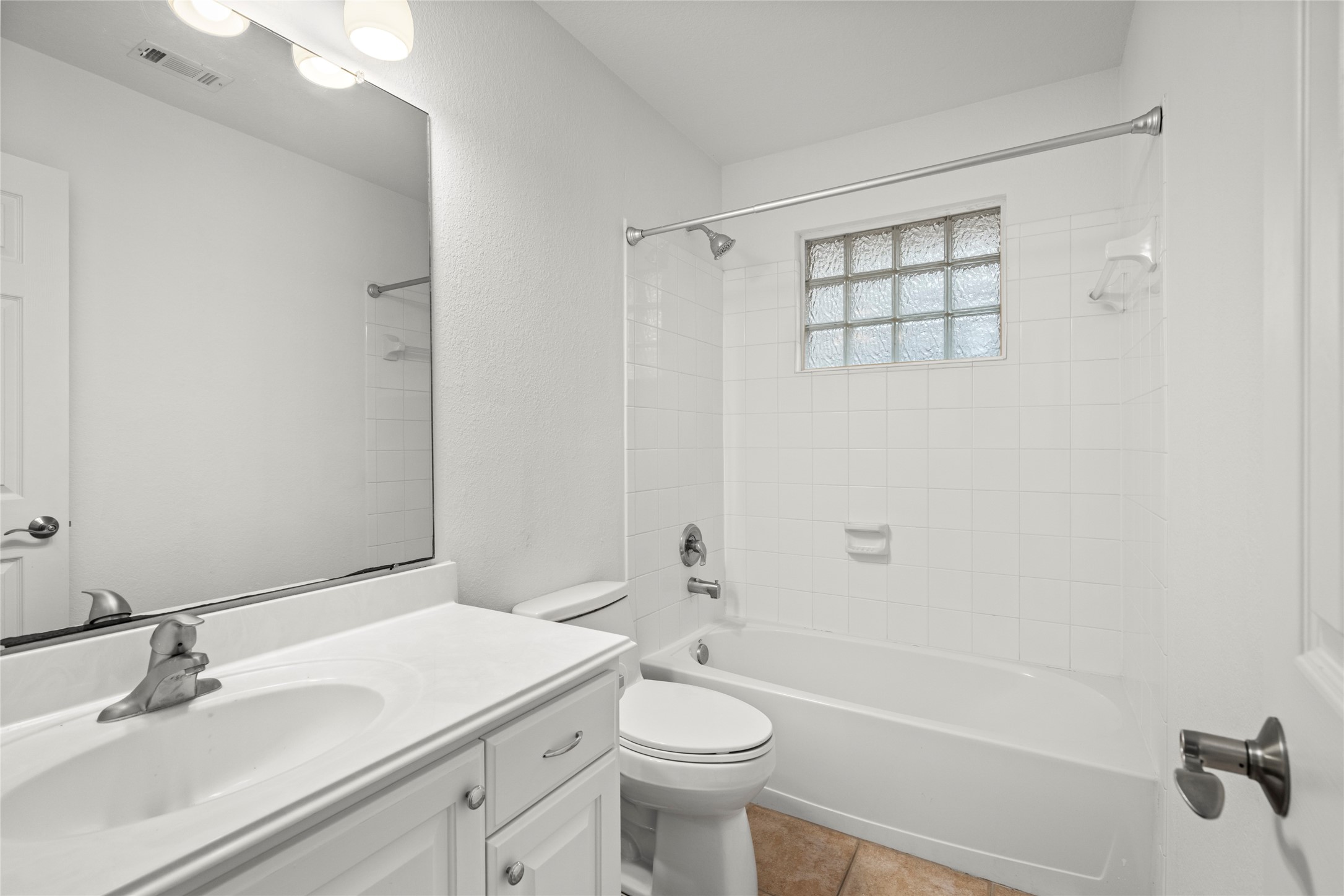 142 South Veranda Ridge Drive Spring, TX 77382 - Photo 22 of 31 The Guest Bath serves both Secondary Bedrooms and Guests.