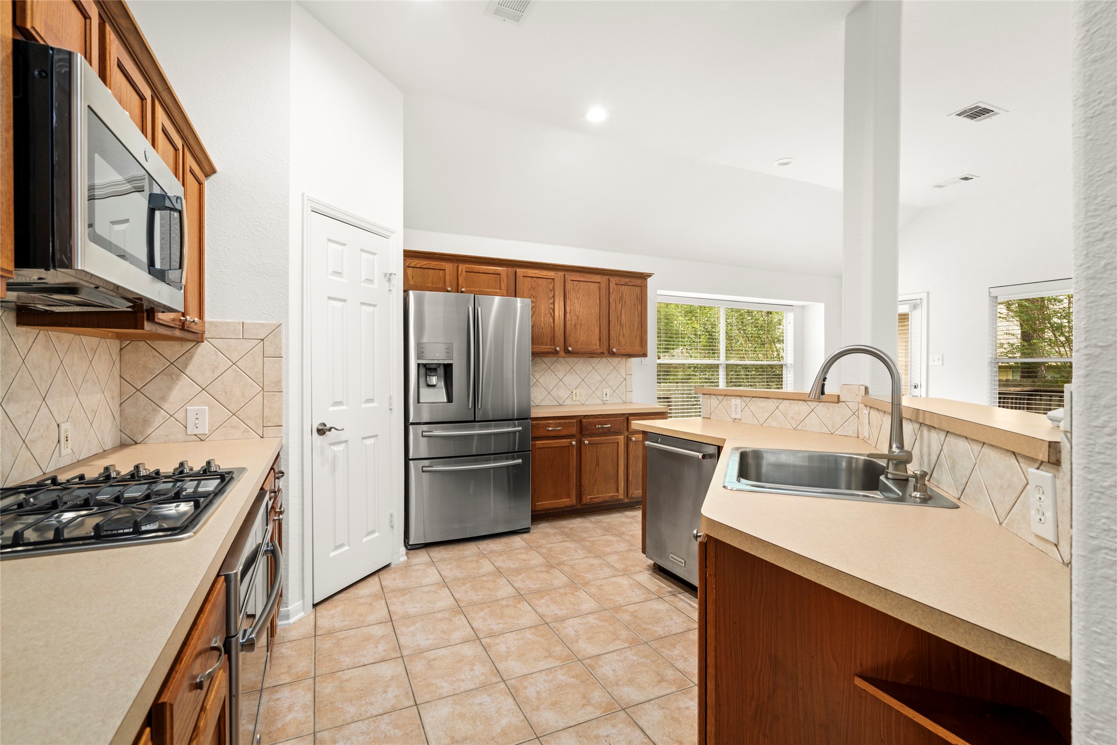 142 South Veranda Ridge Drive Spring, TX 77382 - Photo 8 of 31 This gourmet Kitchen features Stainless Steel appliances: Samsung Refrigerator, GE Gas Range, GE Convection Oven and GE Microwave. The Kitchen is finished out with a walk-in pantry.