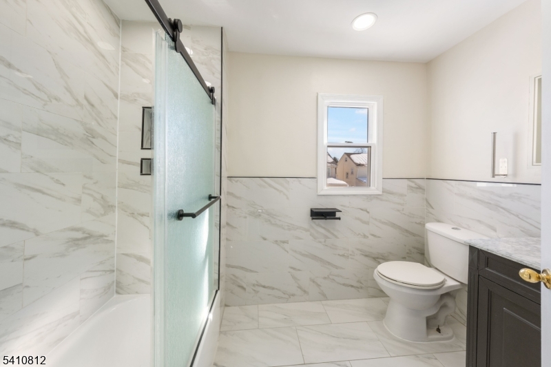 985 Arnet Avenue Union, NJ 07083 - Photo 4 of 26 a bathroom with a toilet and a shower
