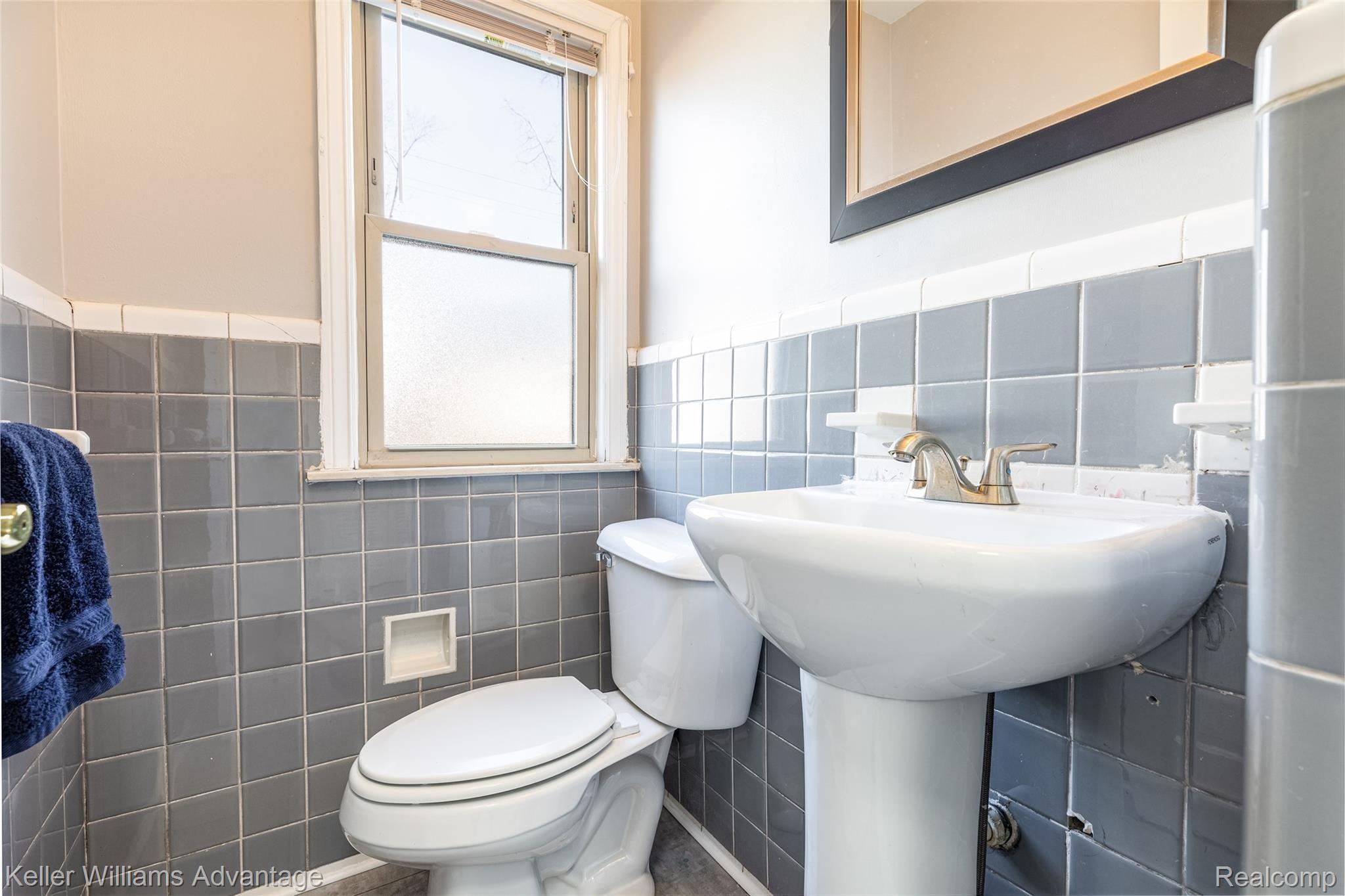 14044 Greenview Road Detroit, MI 48223 - Photo 12 of 28 14044 Greenview Rd, Detroit, MI 48223 - Half Bathroom on Main Floor