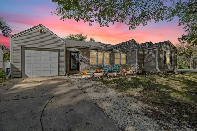 $215,000 | 210 Northeast Maple Street, Lee's Summit, MO 64063