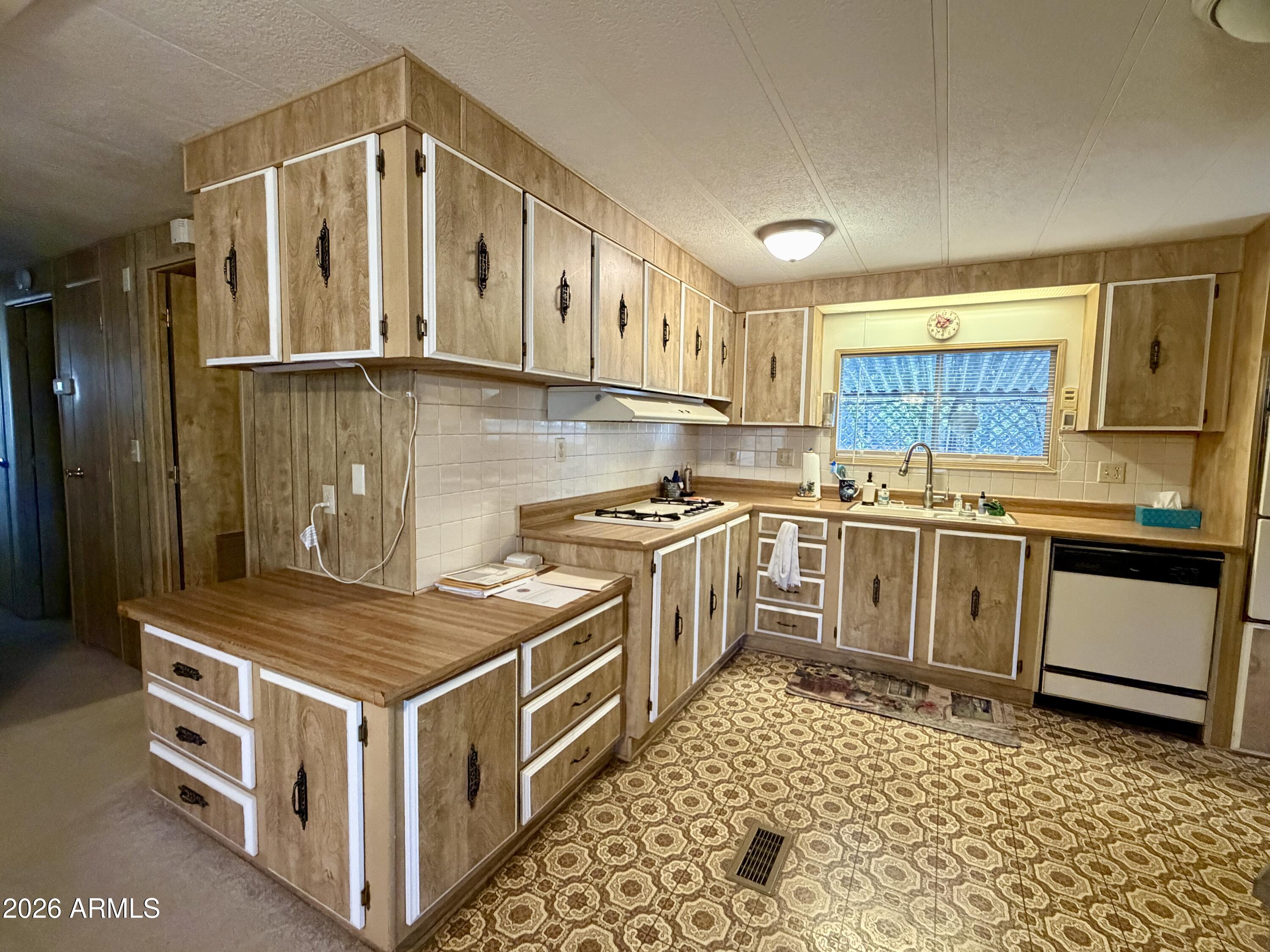939 North Acacia Road, Unit 9 Apache Junction, AZ 85119 - Photo 8 of 36 Kitchen