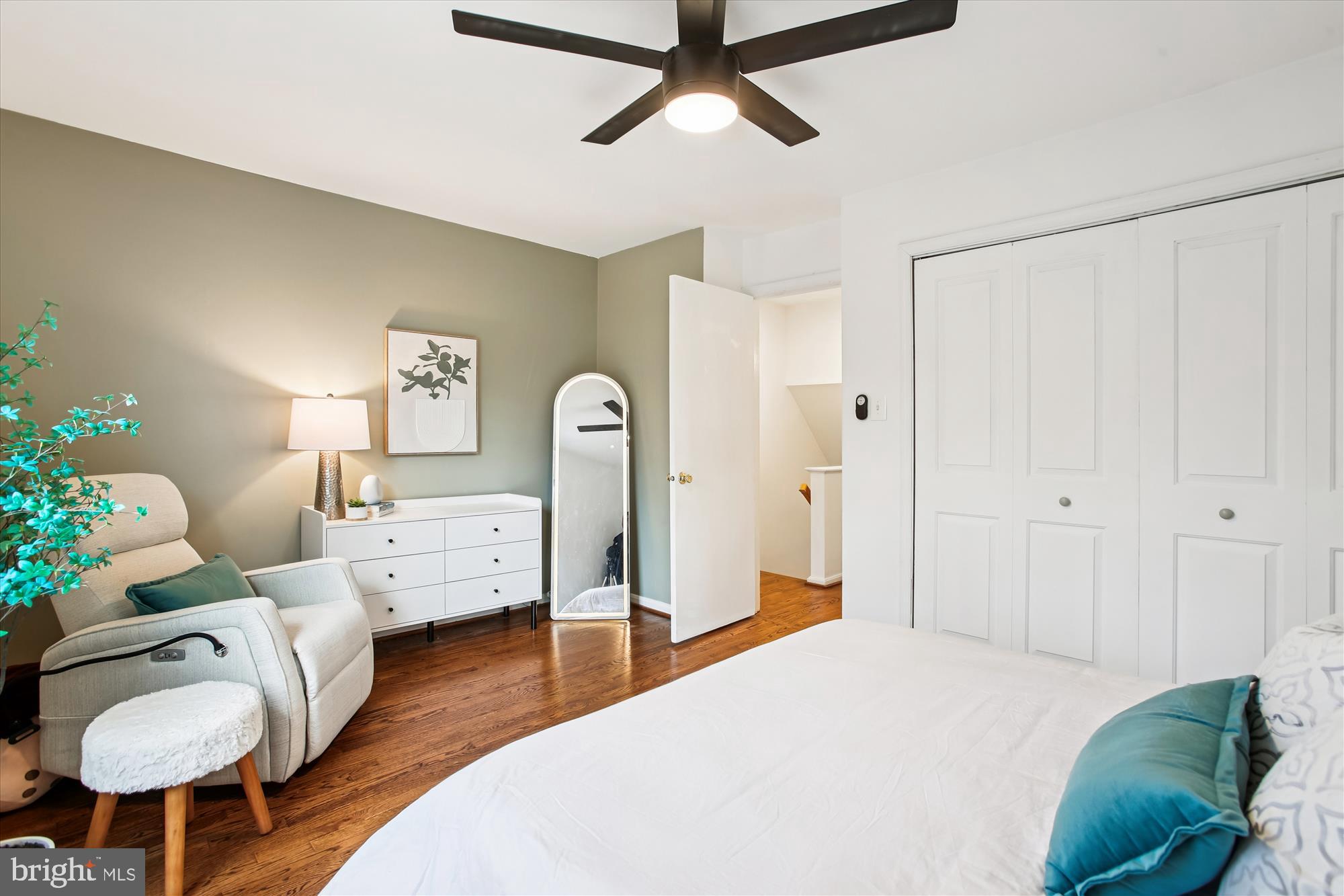 5818 Torington Drive, Unit 859 Springfield, VA 22152 - Photo 19 of 46 a bedroom with furniture and a bed