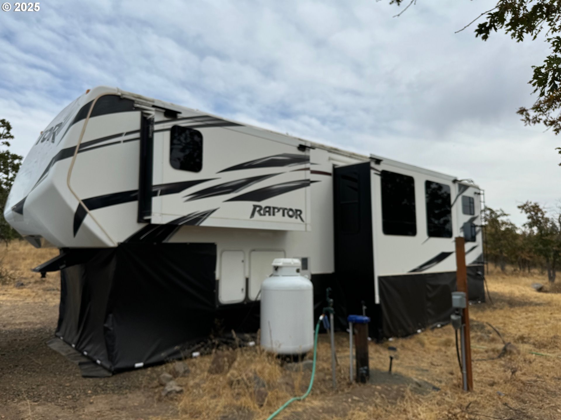 104 Jenkins Creek Road Goldendale, WA 98620 - Photo 14 of 45 a front view of a house with sitting area