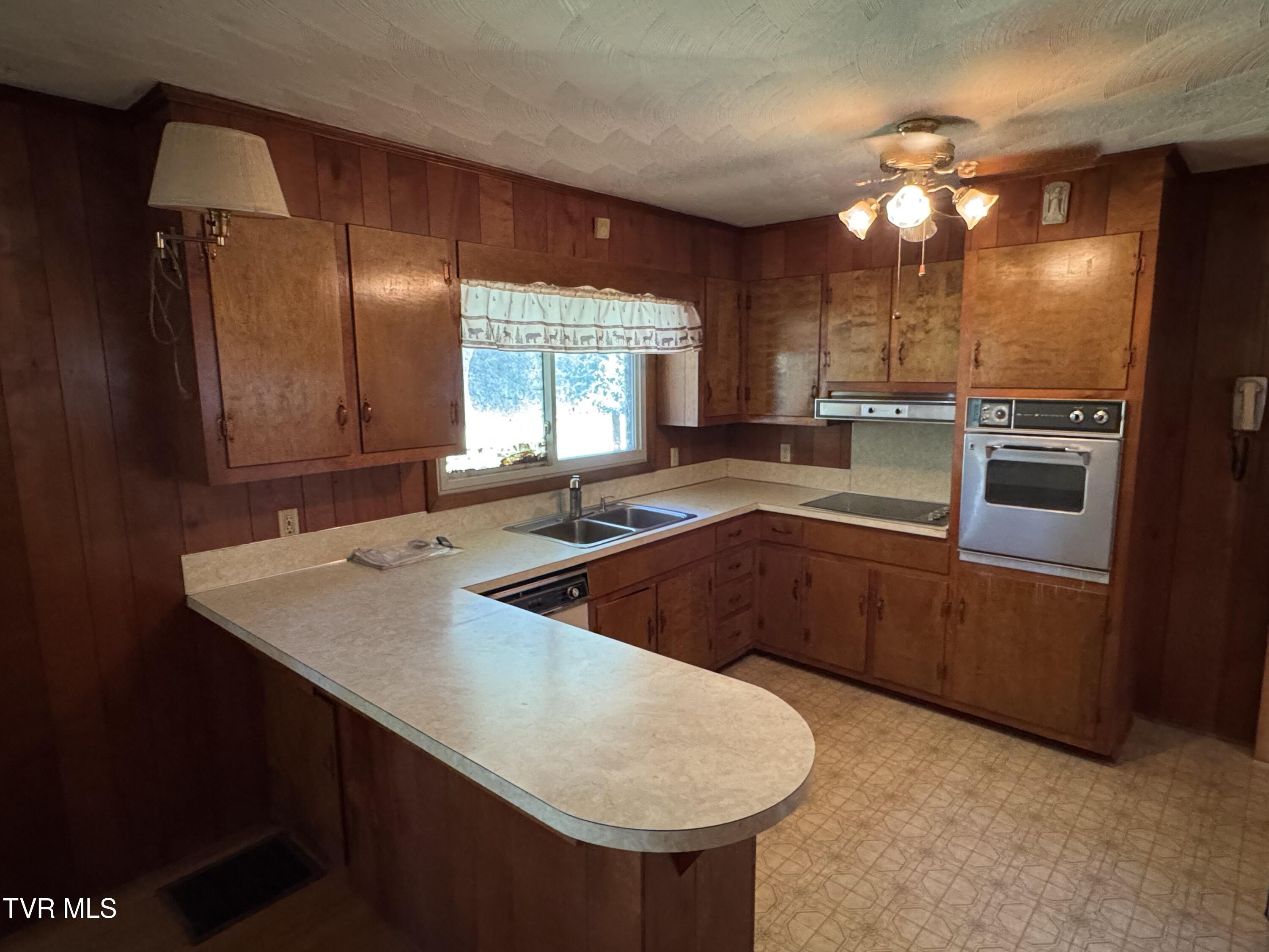 1159 V I Ranch Road Bristol, TN 37620 - Photo 21 of 49 IMG_3964