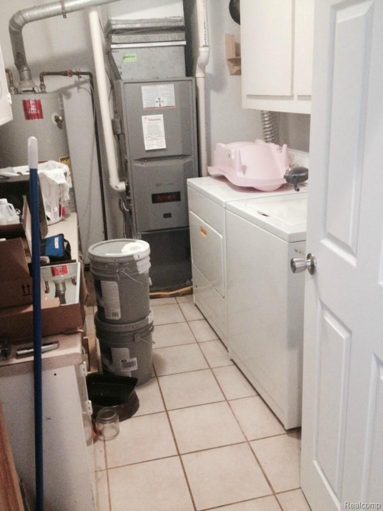 2581 Hessel Avenue Rochester, MI 48307 - Photo 28 of 41 LAUNDRY.jpg