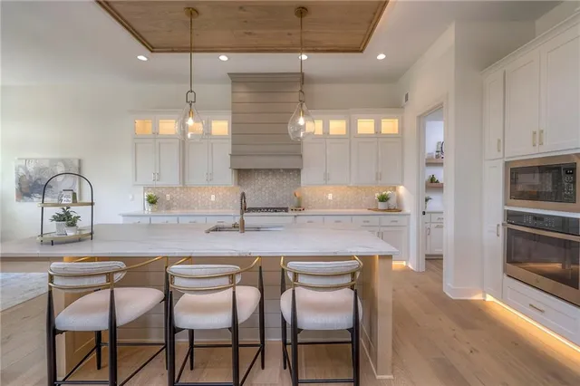 $810,000 | 1011 Wilds Parkway, Greenwood, MO 64034