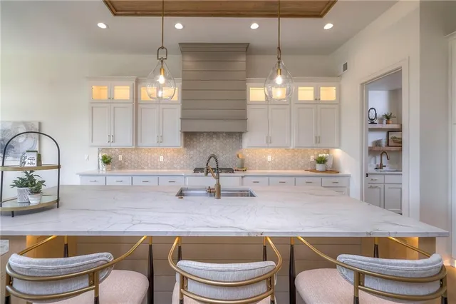 $810,000 | 1011 Wilds Parkway, Greenwood, MO 64034