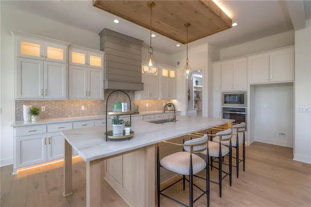 $810,000 | 1011 Wilds Parkway, Greenwood, MO 64034