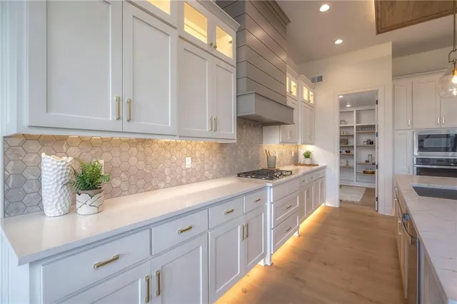 $810,000 | 1011 Wilds Parkway, Greenwood, MO 64034