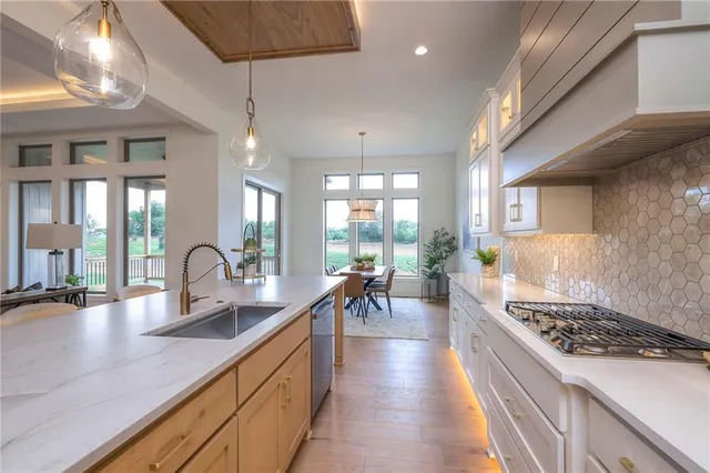 $810,000 | 1011 Wilds Parkway, Greenwood, MO 64034