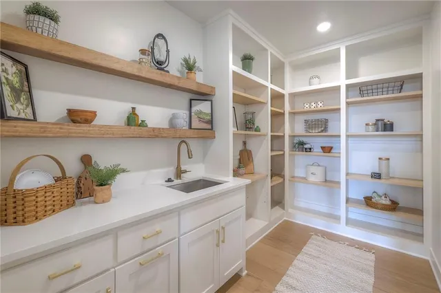 $810,000 | 1011 Wilds Parkway, Greenwood, MO 64034