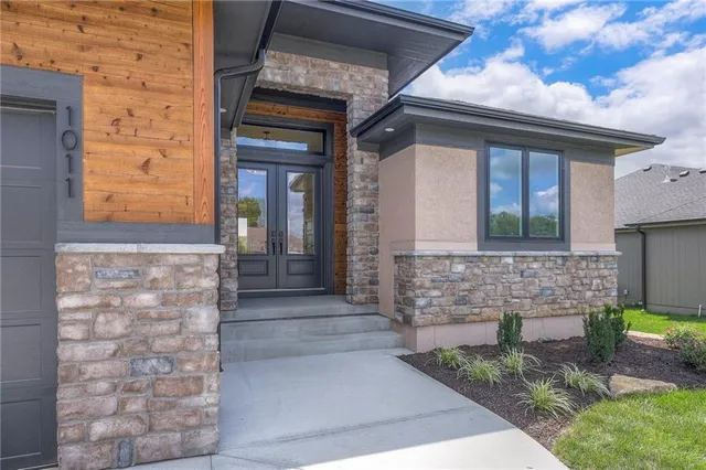 $810,000 | 1011 Wilds Parkway, Greenwood, MO 64034