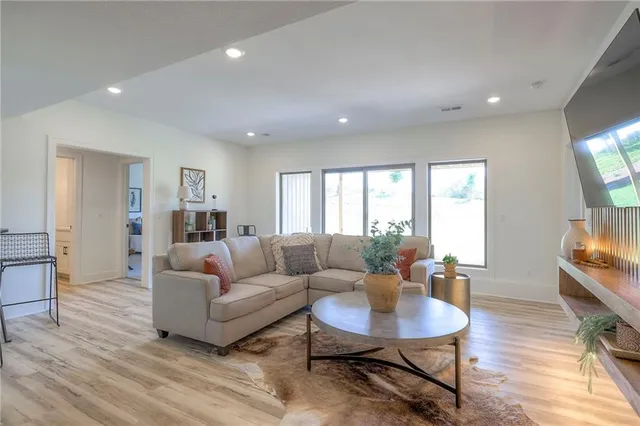 $810,000 | 1011 Wilds Parkway, Greenwood, MO 64034