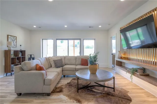 $810,000 | 1011 Wilds Parkway, Greenwood, MO 64034