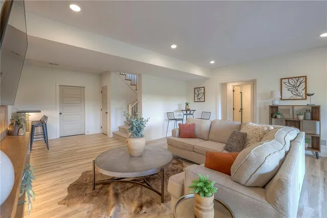 $810,000 | 1011 Wilds Parkway, Greenwood, MO 64034