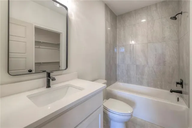 $810,000 | 1011 Wilds Parkway, Greenwood, MO 64034