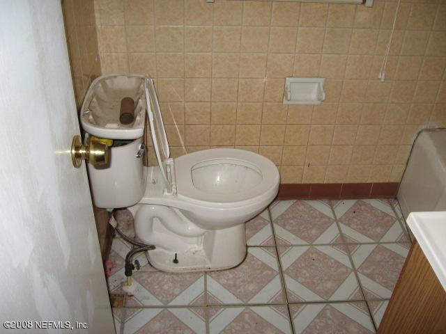 7928 Denham Road East Jacksonville, FL 32208 - Photo 6 of 14 Bath1