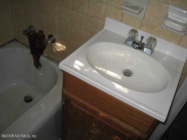 7928 Denham Road East Jacksonville, FL 32208 - Photo 7 of 14 Bath2