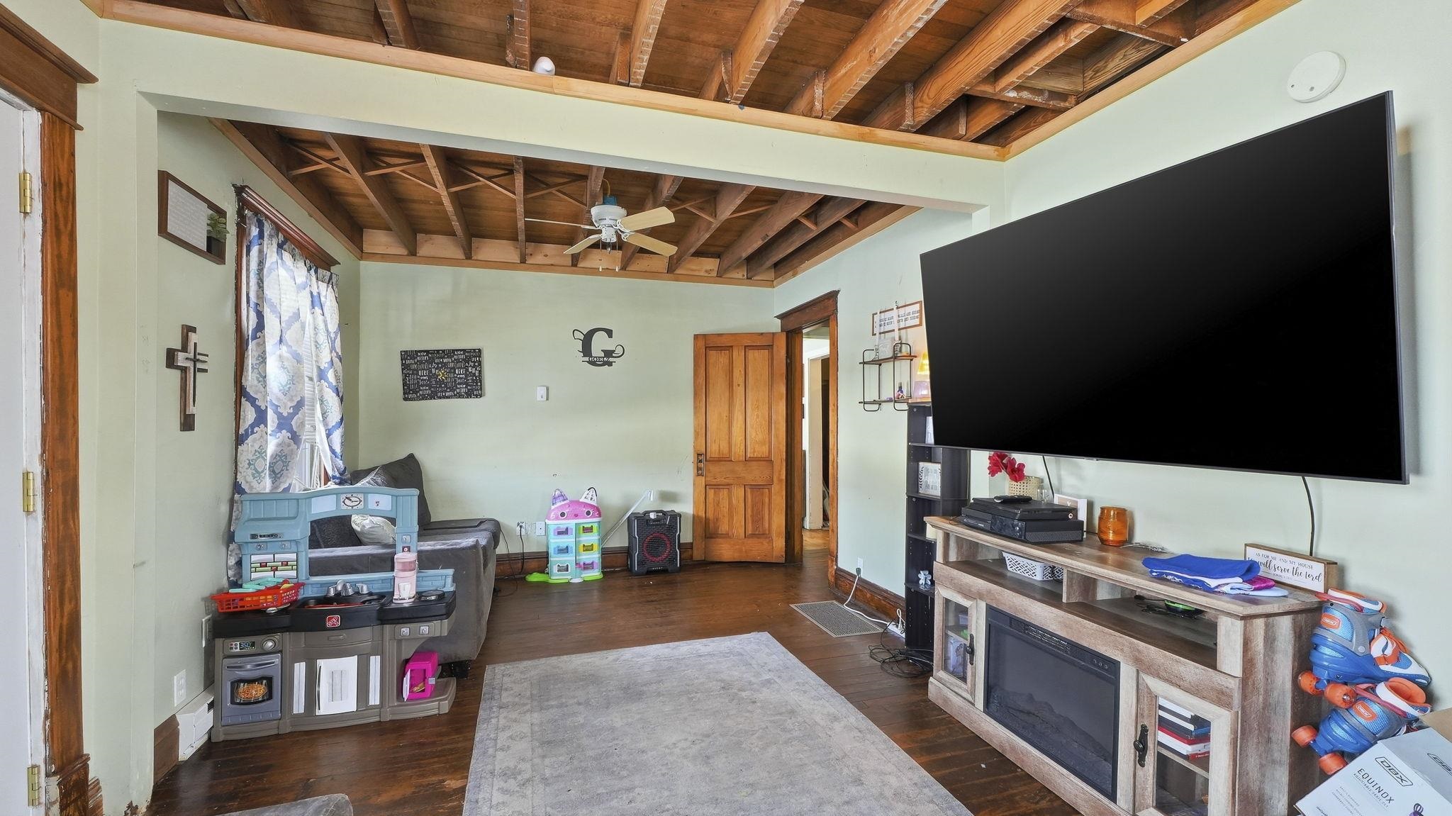 202 East Whitley Street Churubusco, IN 46723 - Photo 3 of 27