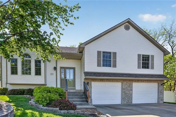 $395,000 | 634 Hillcrest Circle, Lansing, KS 66043