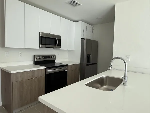 $3,800 | 2526 Pierce Street, Unit 6, Hollywood, FL 33020