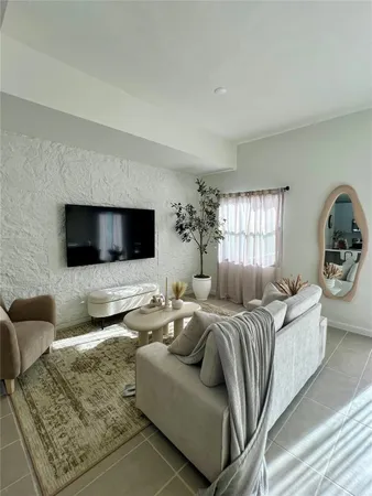 $3,800 | 2526 Pierce Street, Unit 6, Hollywood, FL 33020