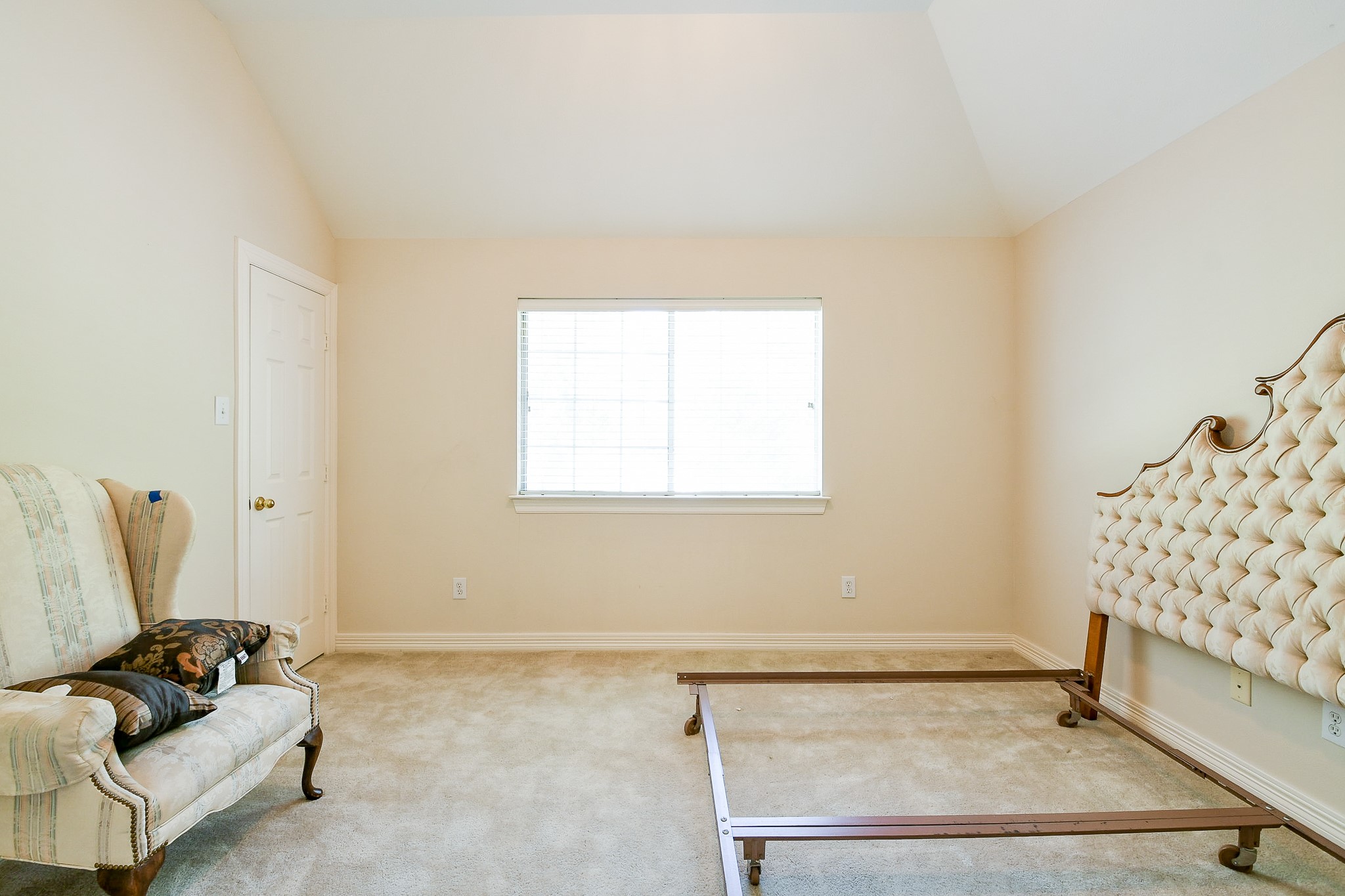 3003 Grand Noble Circle Houston, TX 77068 - Photo 26 of 32 a room with furniture and a window