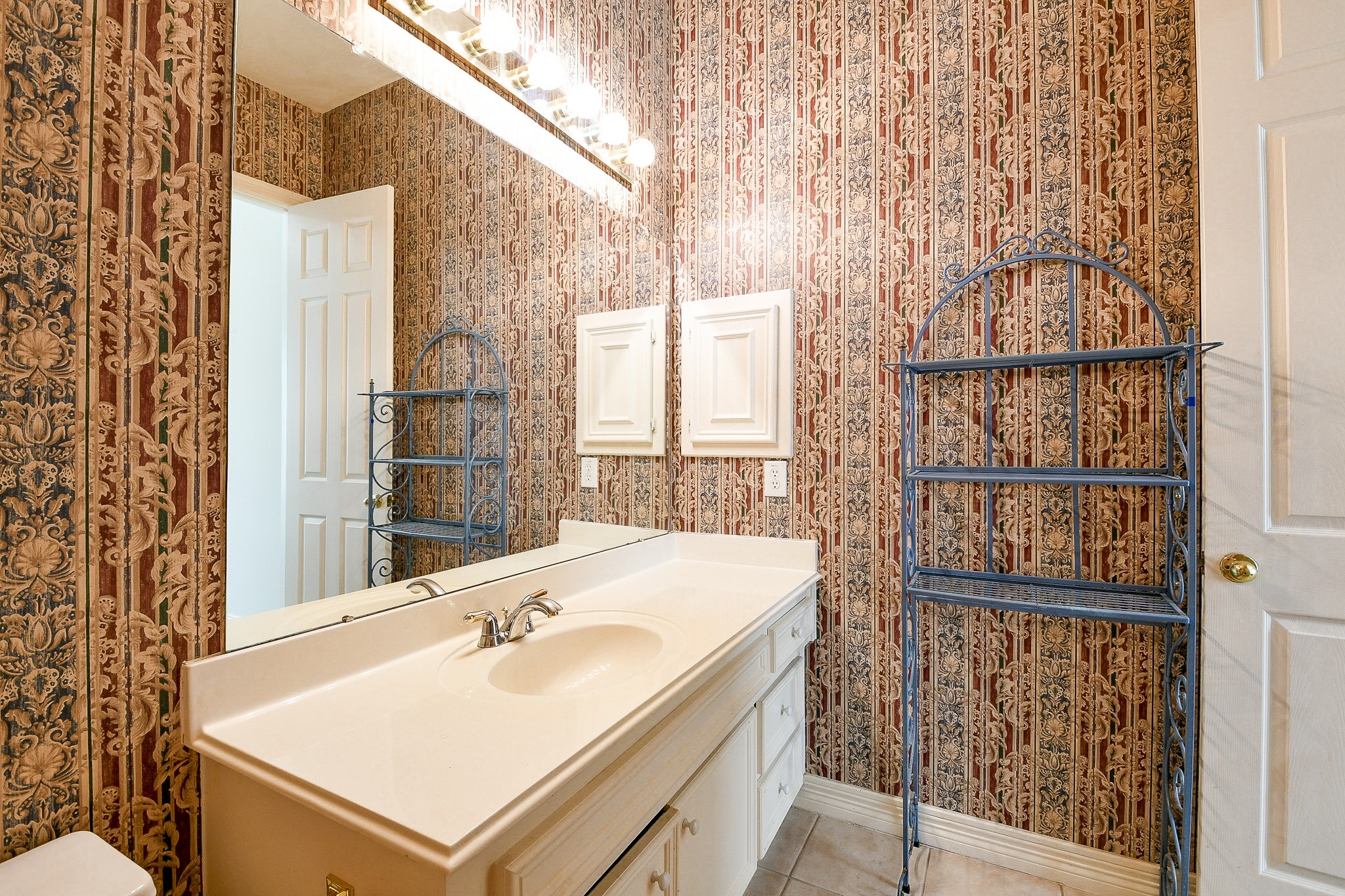 3003 Grand Noble Circle Houston, TX 77068 - Photo 7 of 32 a bathroom with a sink and a bathtub