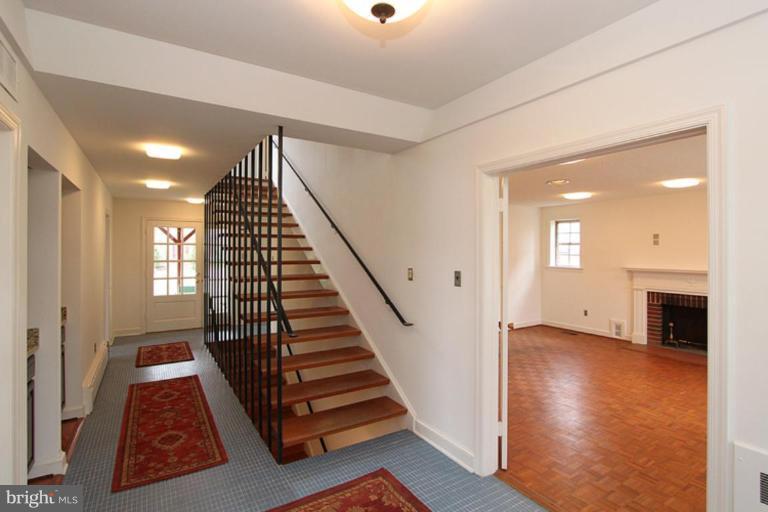 5210 Ridgefield Road Bethesda, MD 20816 - Photo 7 of 16 Entrance / Foyer