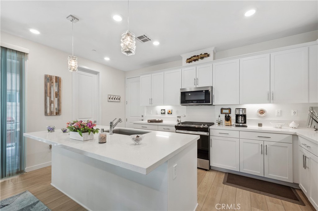 27632 Ensemble Valencia, CA 91381 - Photo 2 of 14