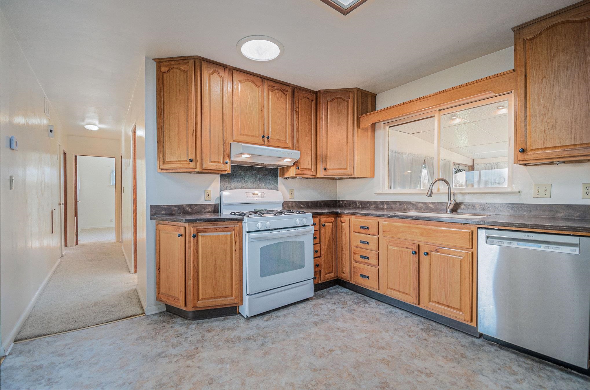 4825 Locust Road Saginaw, MI 48604 - Photo 8 of 28 1929128-621c8d63-327a-43f0-888b-369e736592b8.JPG