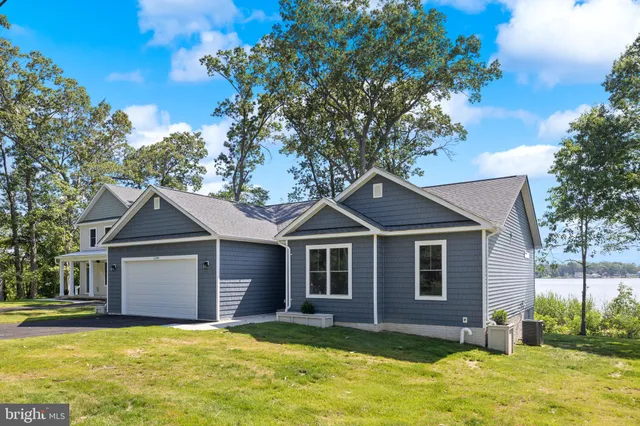 a view of a house with backyard and porch