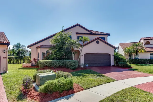 a view of a yard in front of house