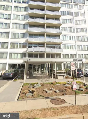 $3,200 | 1301 South Arlington Ridge Road, Unit 308, Arlington, VA 22202