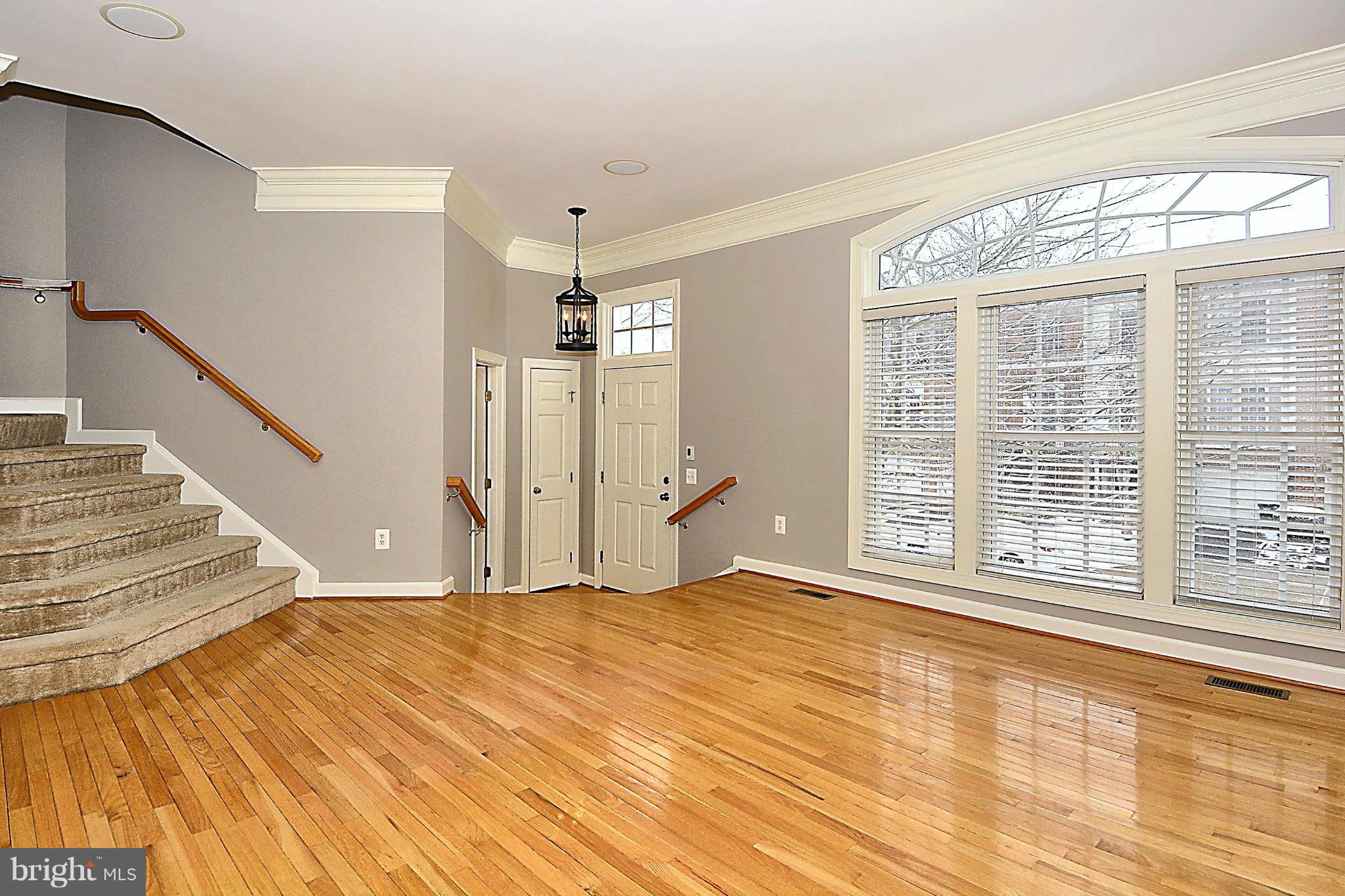 42991 Golf View Drive Chantilly, VA 20152 - Photo 3 of 23 Living Room