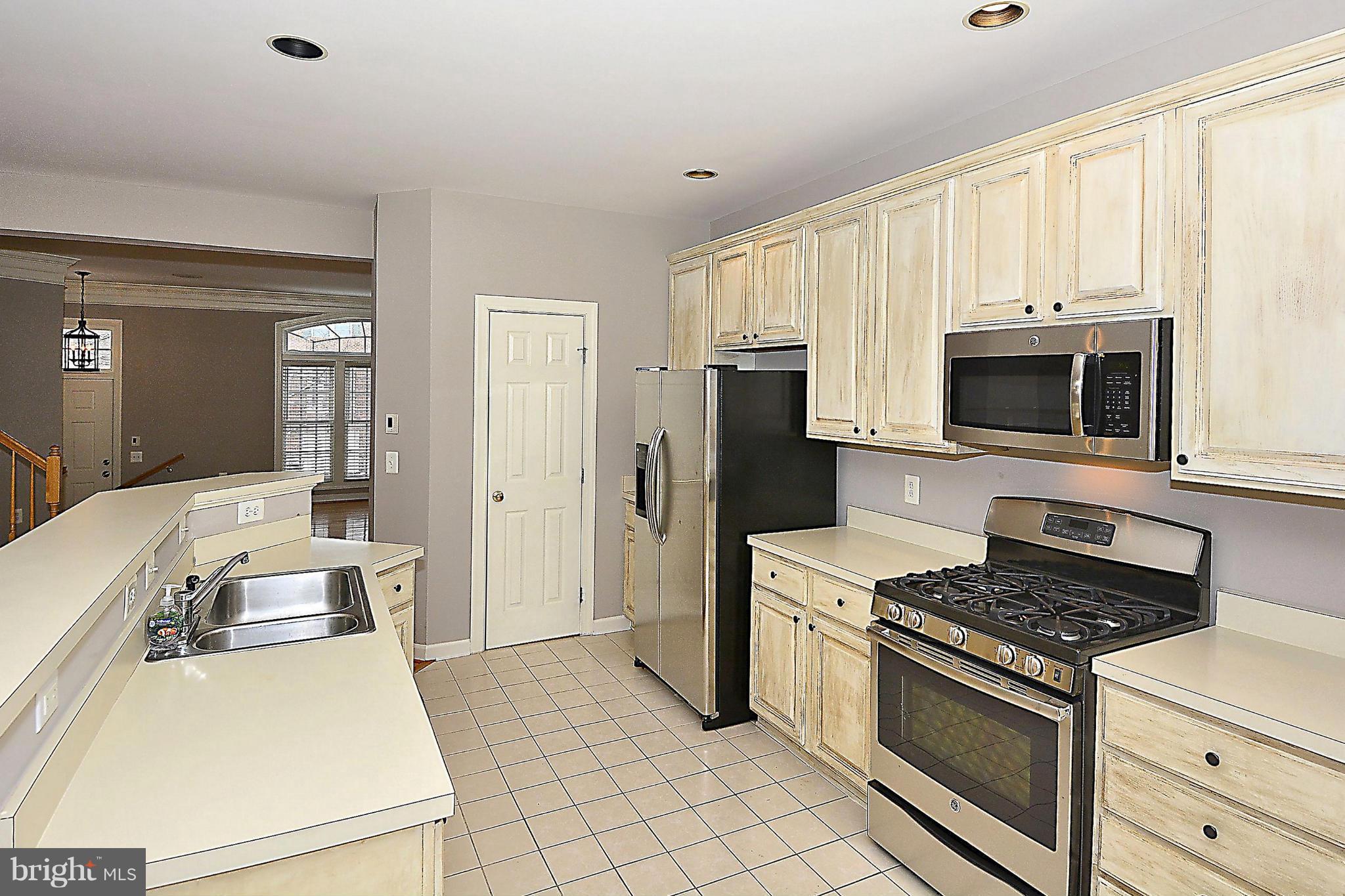 42991 Golf View Drive Chantilly, VA 20152 - Photo 7 of 23 Kitchen