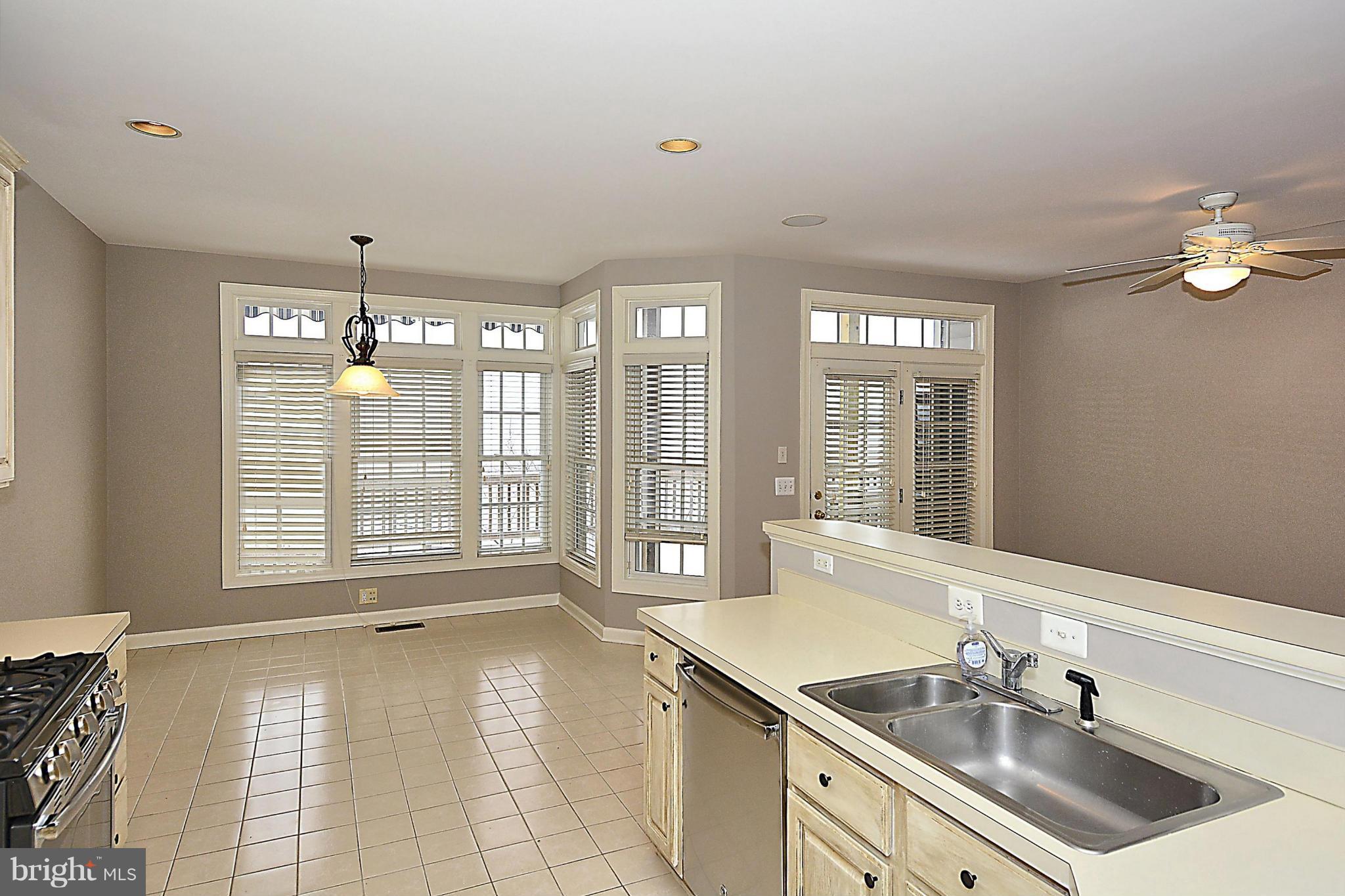 42991 Golf View Drive Chantilly, VA 20152 - Photo 8 of 23 Kitchen
