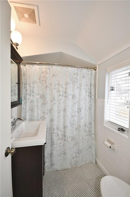 1939 Spring Valley Road Pittsburgh, PA 15243 - Photo 21 of 25 2nd floor UPDATED FULL bathroom