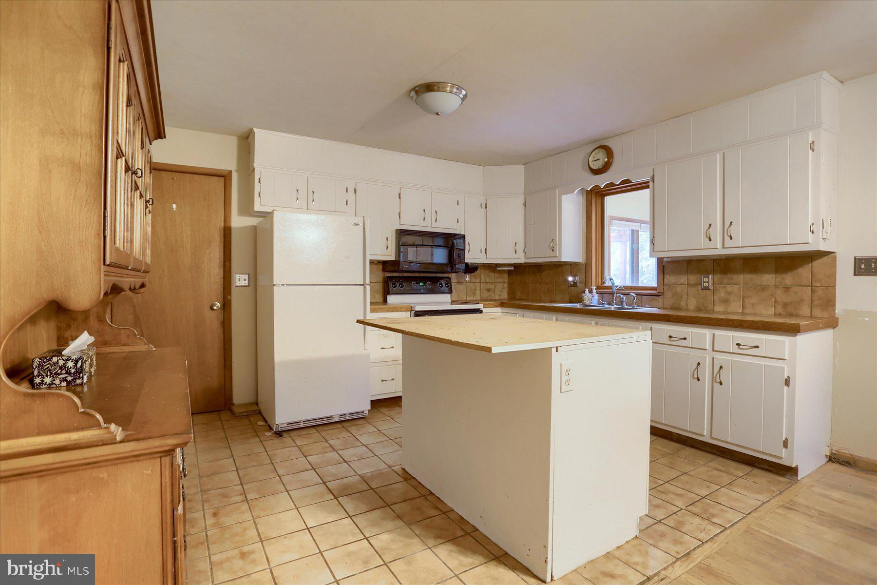 2122 Sheaffer Road Elizabethtown, PA 17022 - Photo 3 of 26 Kitchen