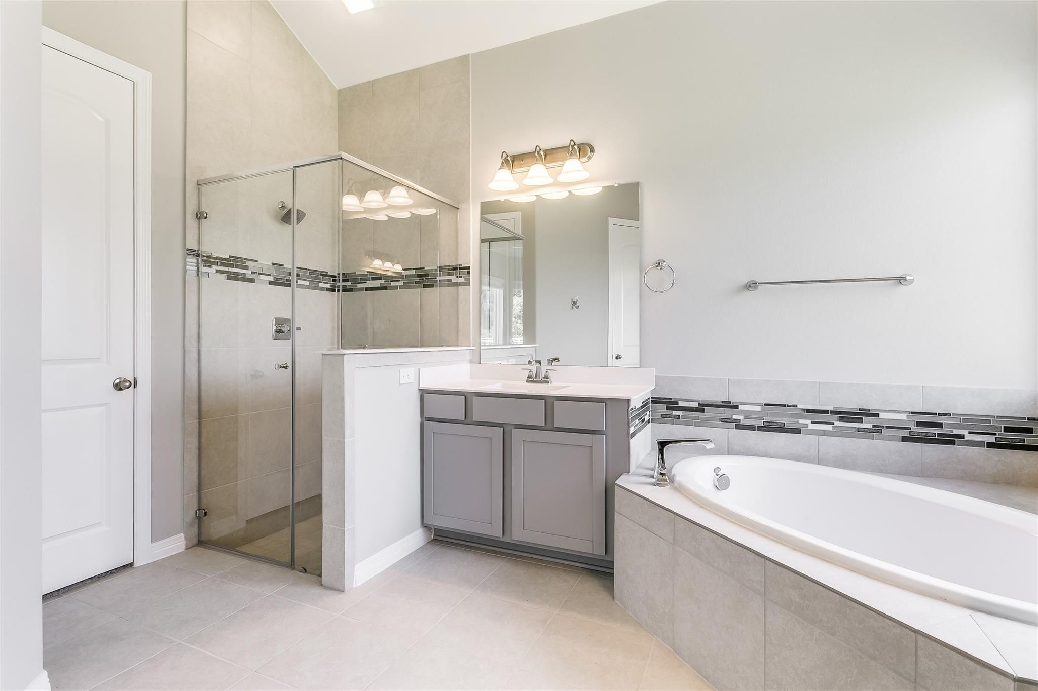 4227 Carol Ridge Drive Sugar Land, TX 77479 - Photo 19 of 35 a bathroom with a bathtub and a sink