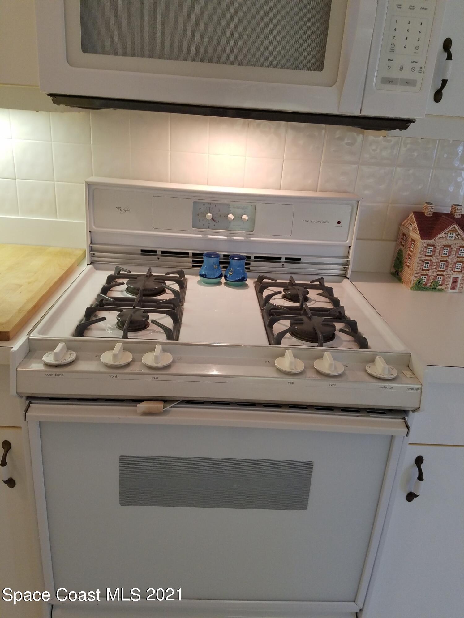 2492 Addington Circle Rockledge, FL 32955 - Photo 10 of 34 a close view of stove