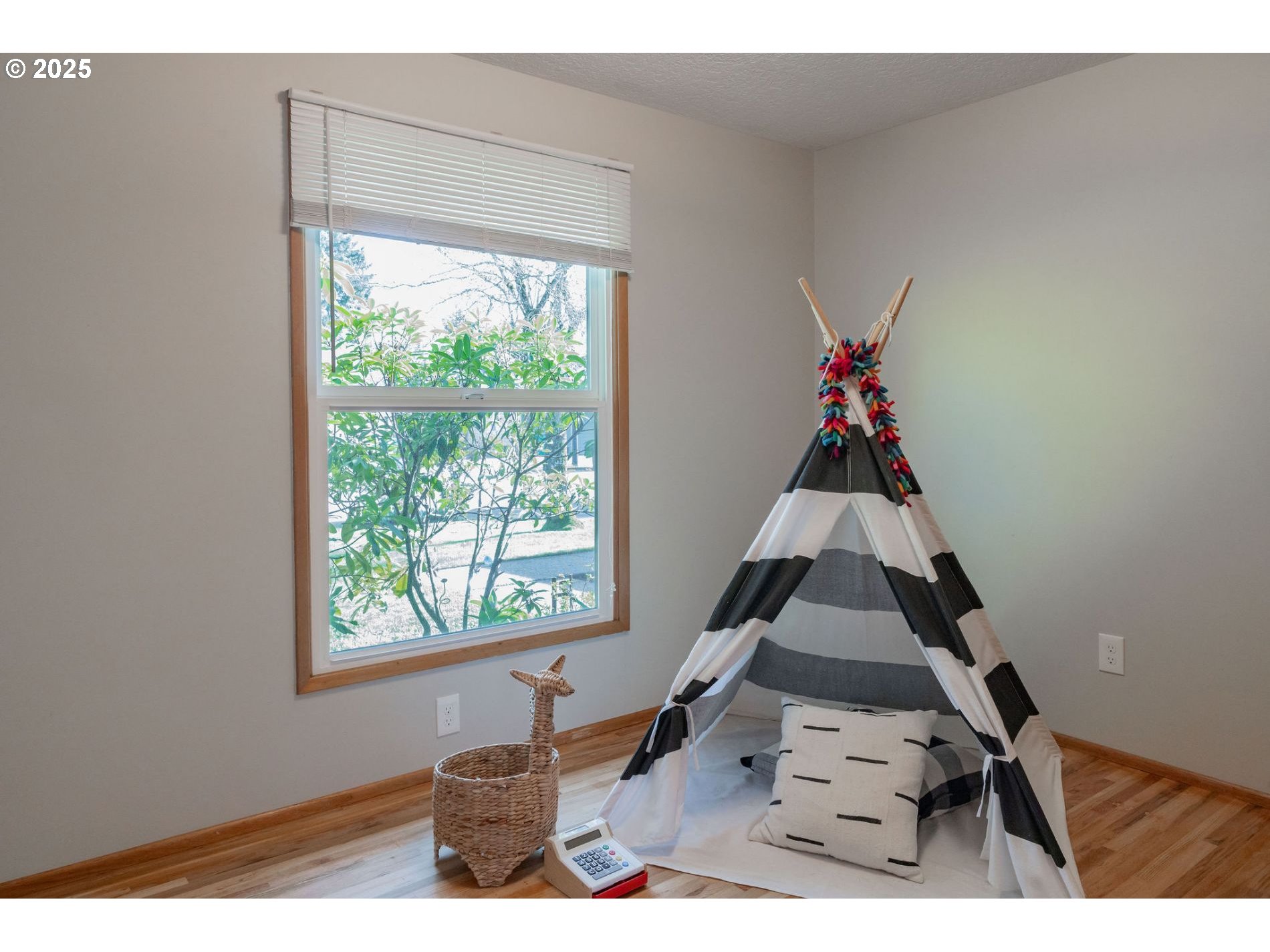 75 Northwest 22nd Street Gresham, OR 97030 - Photo 20 of 32 a room with furniture and windows