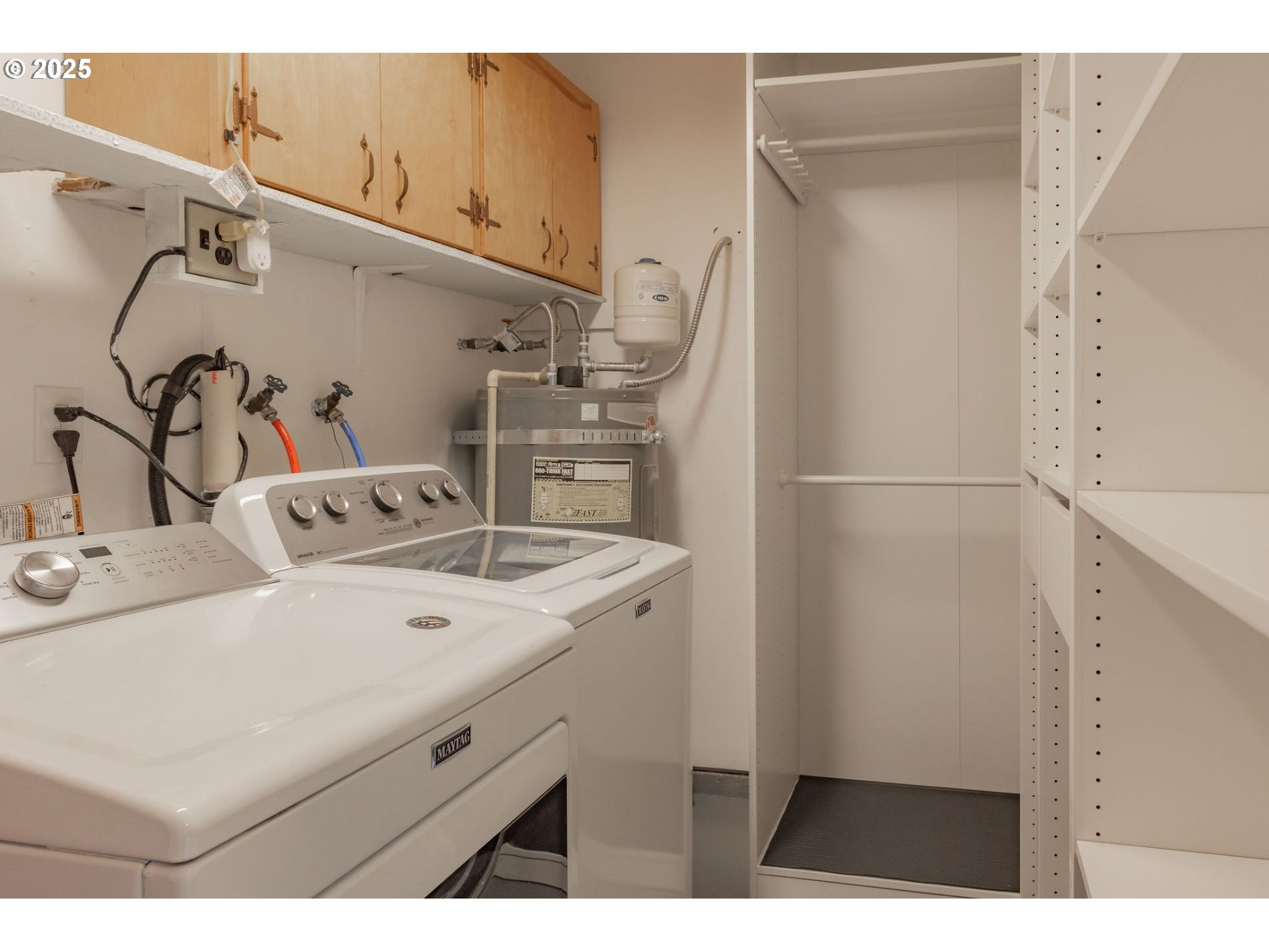 75 Northwest 22nd Street Gresham, OR 97030 - Photo 23 of 32 a utility room with dryer and washer