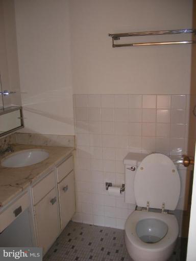 4401 Roland Avenue, Unit 202 Baltimore, MD 21210 - Photo 2 of 9 Bath #1
