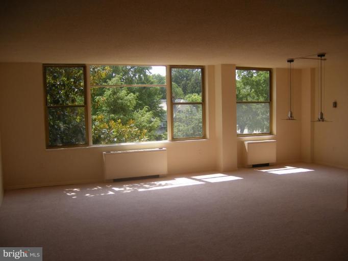 4401 Roland Avenue, Unit 202 Baltimore, MD 21210 - Photo 8 of 9 Living Room