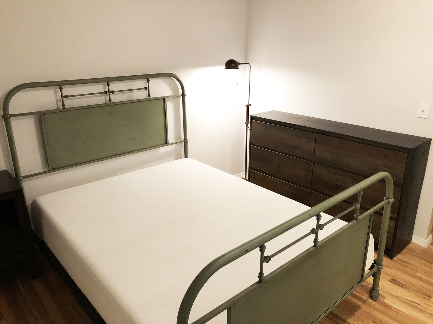 124 West Polk Street, Unit 101 Chicago, IL 60605 - Photo 10 of 14 a bed sitting in a bedroom and with a mirror