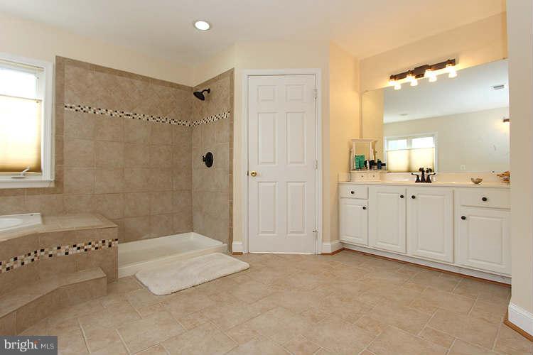 14828 Poplar Hill Road Germantown, MD 20874 - Photo 16 of 30 Bath (Master)