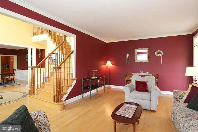 14828 Poplar Hill Road Germantown, MD 20874 - Photo 3 of 30 Living Room